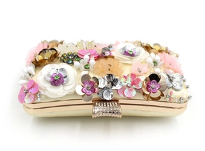 Makrodetail der kunstvollen 3D-Blumen und Perlen auf dieser Abend-Clutch-Tasche