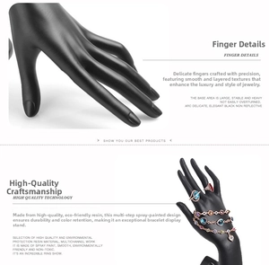 Vue détaillée du modèle de main en résine noire mate avec bagues et bracelets