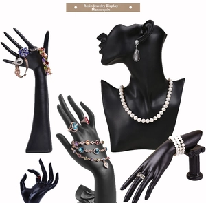Support de bijoux en résine noire mate avec bustes et mains pour colliers et bagues