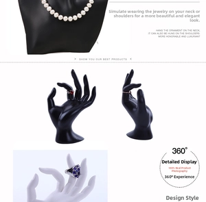 Détail du présentoir à bijoux avec buste et main pour colliers et bagues de luxe