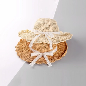 Chapeau de paille d'été avec nœud en dentelle et bord ondulé en beige et caramel