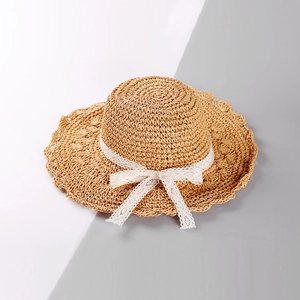 Chapeau de paille d'été pour femmes avec ruban en dentelle et bord ondulé pare-soleil