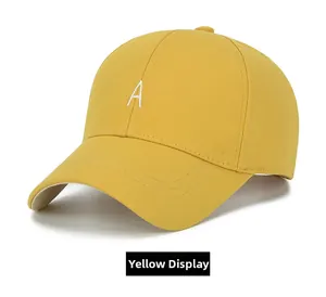 Détail de la casquette jaune en coton avec broderie blanche de la lettre A de qualité
