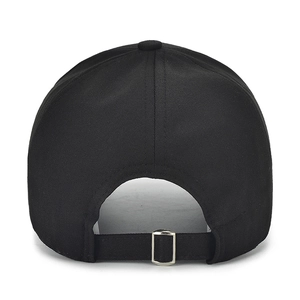 Vue arrière d'une casquette de baseball en coton noir avec boucle réglable en métal
