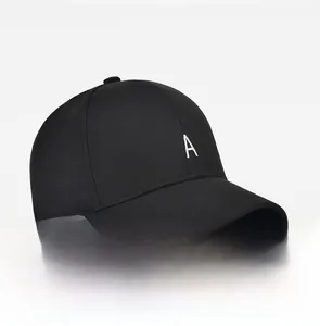 Détail de la casquette noire classique avec lettre A brodée en 3D blanche et tissu en coton