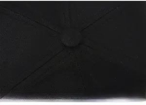 Détail de la couronne d'une casquette de baseball noire avec couture à six panneaux