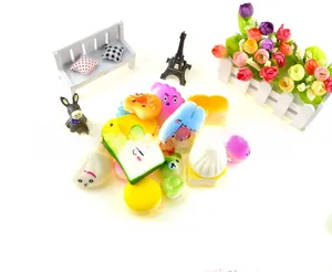 Detailansicht der Squishy-Spielzeugsets mit Donuts und süßen Cartoon-Brotformen