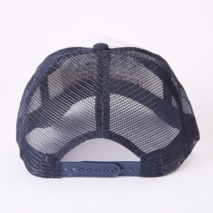 Navy-weiße Trucker Cap mit atmungsaktivem Mesh-Rücken und verstellbarem Snapback-Verschluss