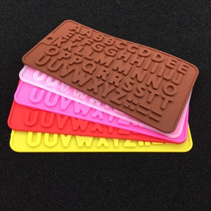 Détail de moules à glaçons alphabet en silicone souple en cinq couleurs vives variées