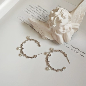 Elegant 925 sterling silver C-shaped branch earrings with white pearls in a retro style
