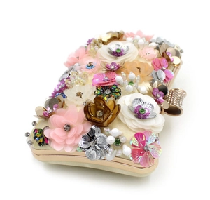 Detailansicht der floralen Abendtasche mit bunten 3D-Perlen und Pailletten