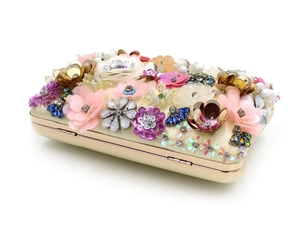 Detailansicht der Abendtasche mit rosa 3D-Blumen, Perlen und glitzernden Pailletten