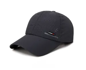 Detail der dunkelgrauen schnelltrocknenden Baseballkappe mit atmungsaktivem Mesh und Seitenlogo