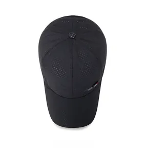 Draufsicht auf atmungsaktive schwarze Sport-Basecap mit perforiertem schnelltrocknendem Stoff
