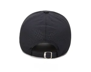 Rückansicht der schwarzen atmungsaktiven Mesh-Baseballkappe mit verstellbarer Metallschnalle
