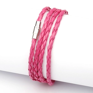 Dettaglio del bracciale multistrato intrecciato rosa con chiusura magnetica in metallo