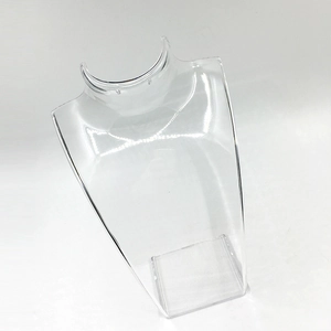 Gros plan du présentoir à colliers en acrylique transparent avec base stable pour bijoux