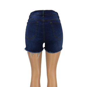 Détail du dos de ce short en jean taille haute avec ourlet effiloché et poches arrière