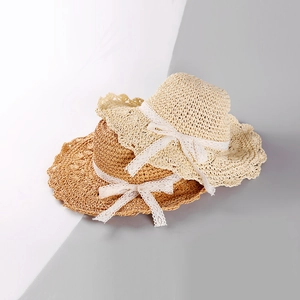 Chapeau de paille d'été avec nœud en dentelle et bord ondulé pour femmes en beige