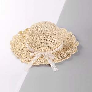 Chapeau de soleil en paille pour femme avec nœud en dentelle et bord ondulé élégant