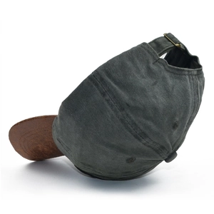 Casquette de baseball en denim gris délavé avec visière en cuir marron et boucle réglable
