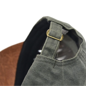 Casquette de baseball en denim olive avec boucle en bronze et visière en cuir marron