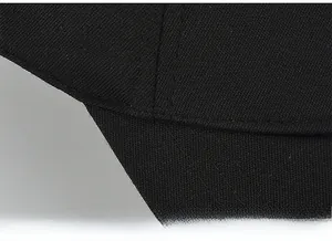 Gros plan détaillé des coutures doubles et de la texture d'une casquette noire