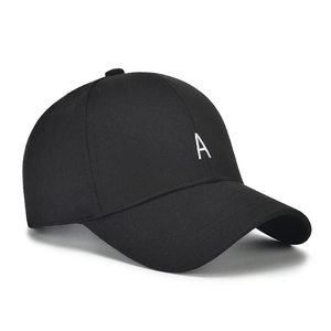 Casquette de baseball classique en coton noir avec lettre A brodée blanche sur fond blanc