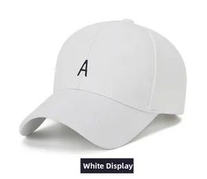 Détail d'une casquette en coton blanc avec broderie de la lettre A noire de qualité