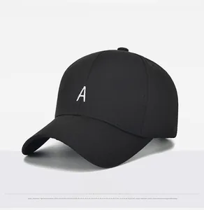 Détail de la broderie 3D de la lettre A sur une casquette de baseball noire classique