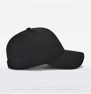 Vue latérale détaillée d'une casquette de baseball classique en coton noir uni