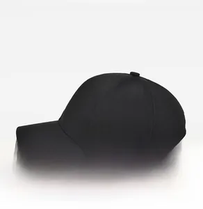 Vue latérale détaillée d'une casquette de baseball noire à six panneaux et visière courbée