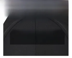Gros plan sur la texture du tissu en coton noir respirant de la casquette de baseball