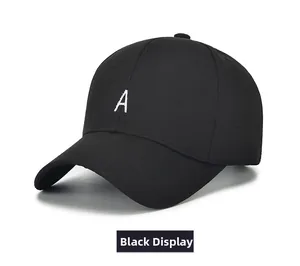 Détail de la casquette de baseball noire en coton avec broderie blanche de la lettre A