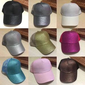 Dettaglio di nove cappellini con glitter per coda di cavallo in vari colori
