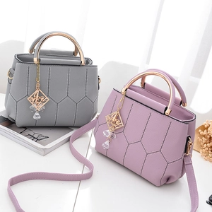 Lila und graue gesteppte Umhängetaschen mit goldenen Metallgriffen im minimalistischen Stil