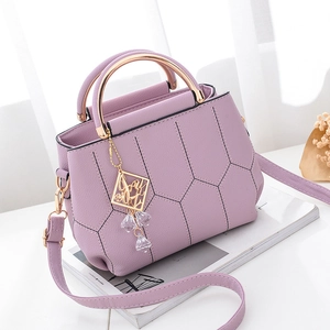 Lila geometrische Handtasche mit goldenem Metallgriff und Schultergurt, 45-Grad-Ansicht