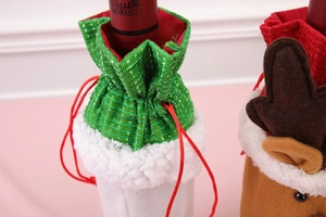 Détail du cache-bouteille de Noël avec paillettes, bordure en peluche et cordon rouge