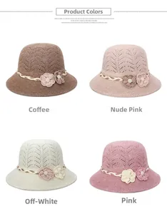 Détails de quatre chapeaux d'été ajourés en café, beige et rose avec fleurs décoratives