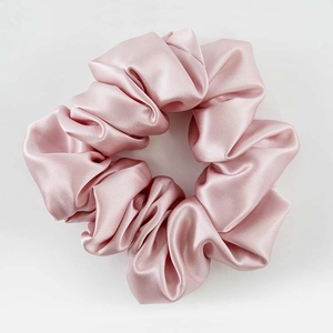 Elastico per capelli in seta di gelso rosa 3,5 cm con texture liscia lucida su bianco