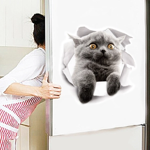Detaillierter 3D-Katzenaufkleber mit einer grauen Katze, die durch die Kühlschranktür bricht