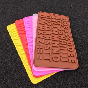 Cinq moules en silicone coloré de qualité alimentaire avec lettres A-Z pour chocolat et fondant