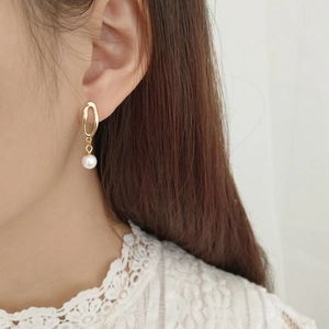 Minimalist 925 silver irregular gold earrings with pearls worn on model ear