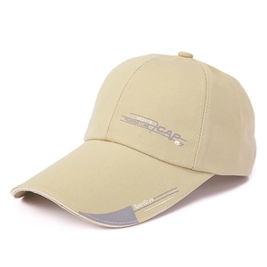 Detail der khakifarbenen Outdoor-Baseballkappe mit grauem Text und feinen Nähten