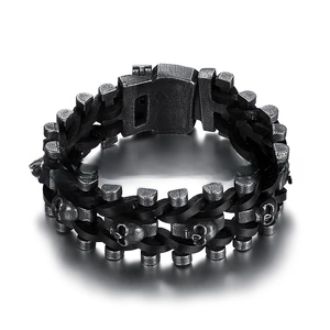Détail du bracelet punk vintage à tête de mort en cuir noir tressé et fermoir métallique