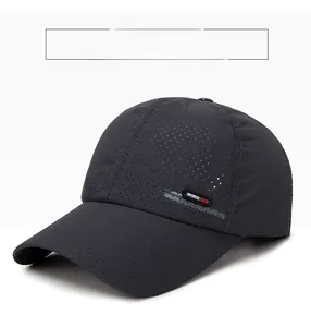 Detailaufnahme der dunkelgrauen Mesh-Baseballkappe mit atmungsaktiver Laserperforation