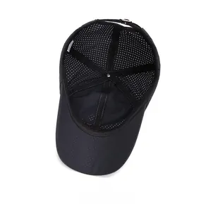 Detailansicht der atmungsaktiven Mesh-Innenseite und Schnalle dieser schwarzen Baseballkappe