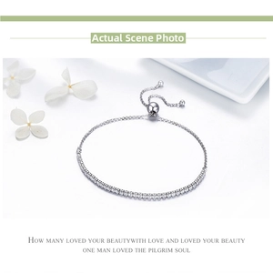 Detail eines verstellbaren S925 Sterling Silber Armbands mit Zirkonia-Verzierung