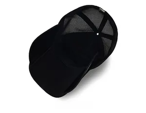 Detalle de la estructura de malla negra transpirable y las costuras internas de la gorra
