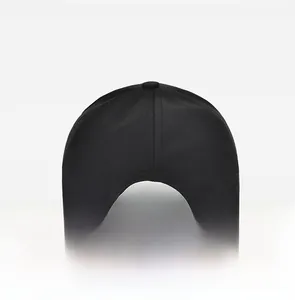 Détail de l'arrière d'une casquette de baseball noire avec sa boucle de réglage en métal